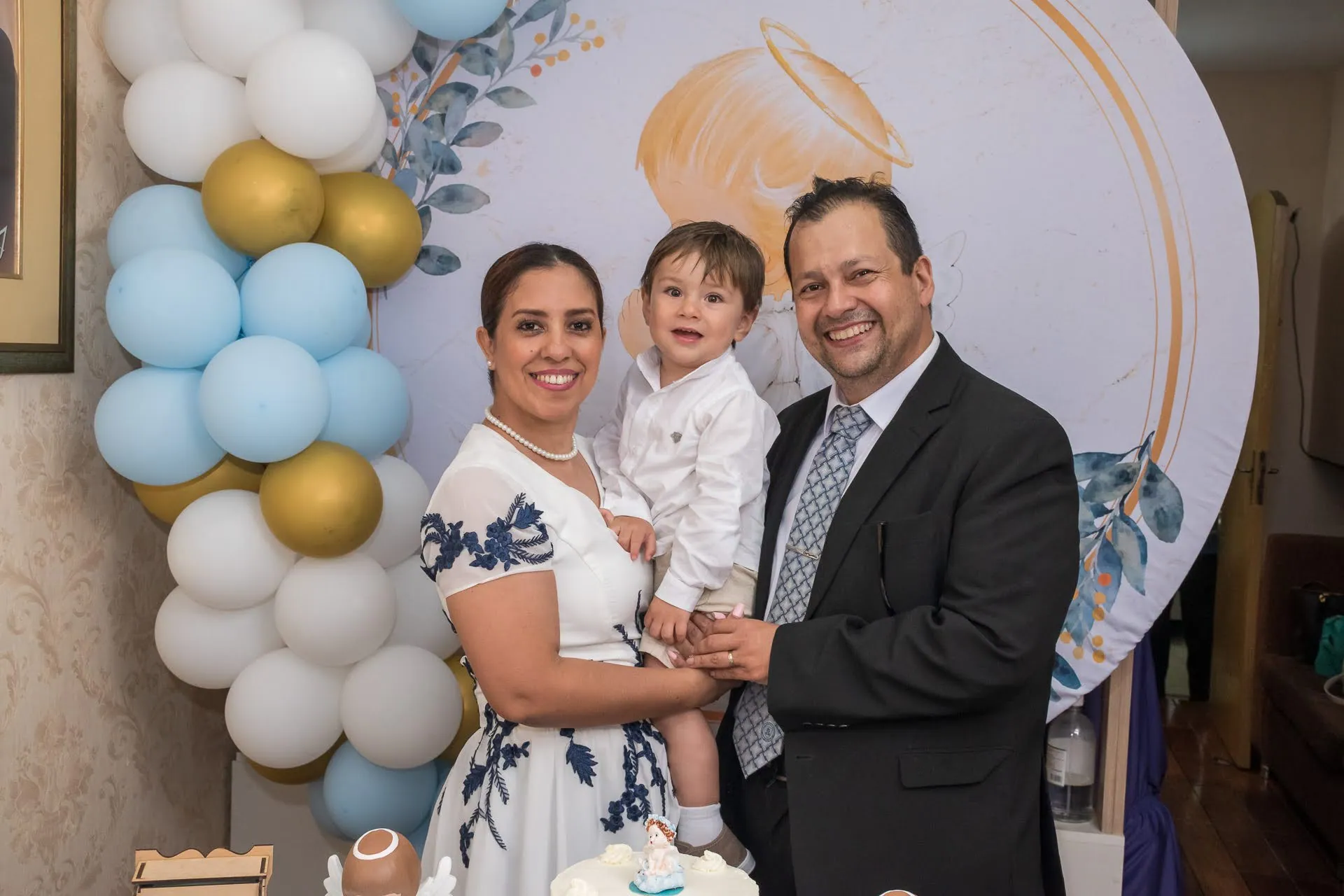 Familia celebrando el bautismo junto a la decoración