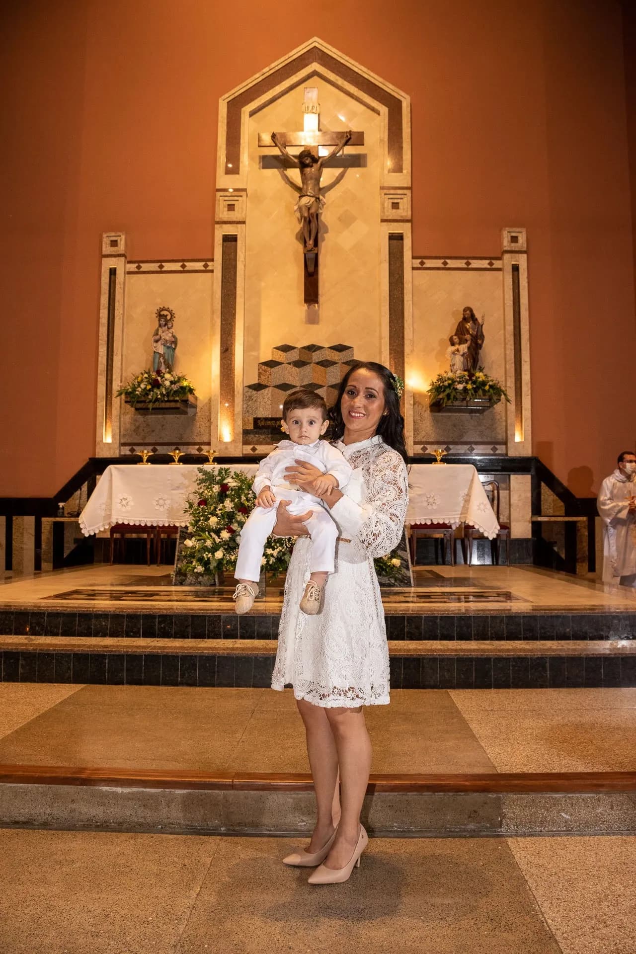 Frente al altar — Bautismos y comuniones