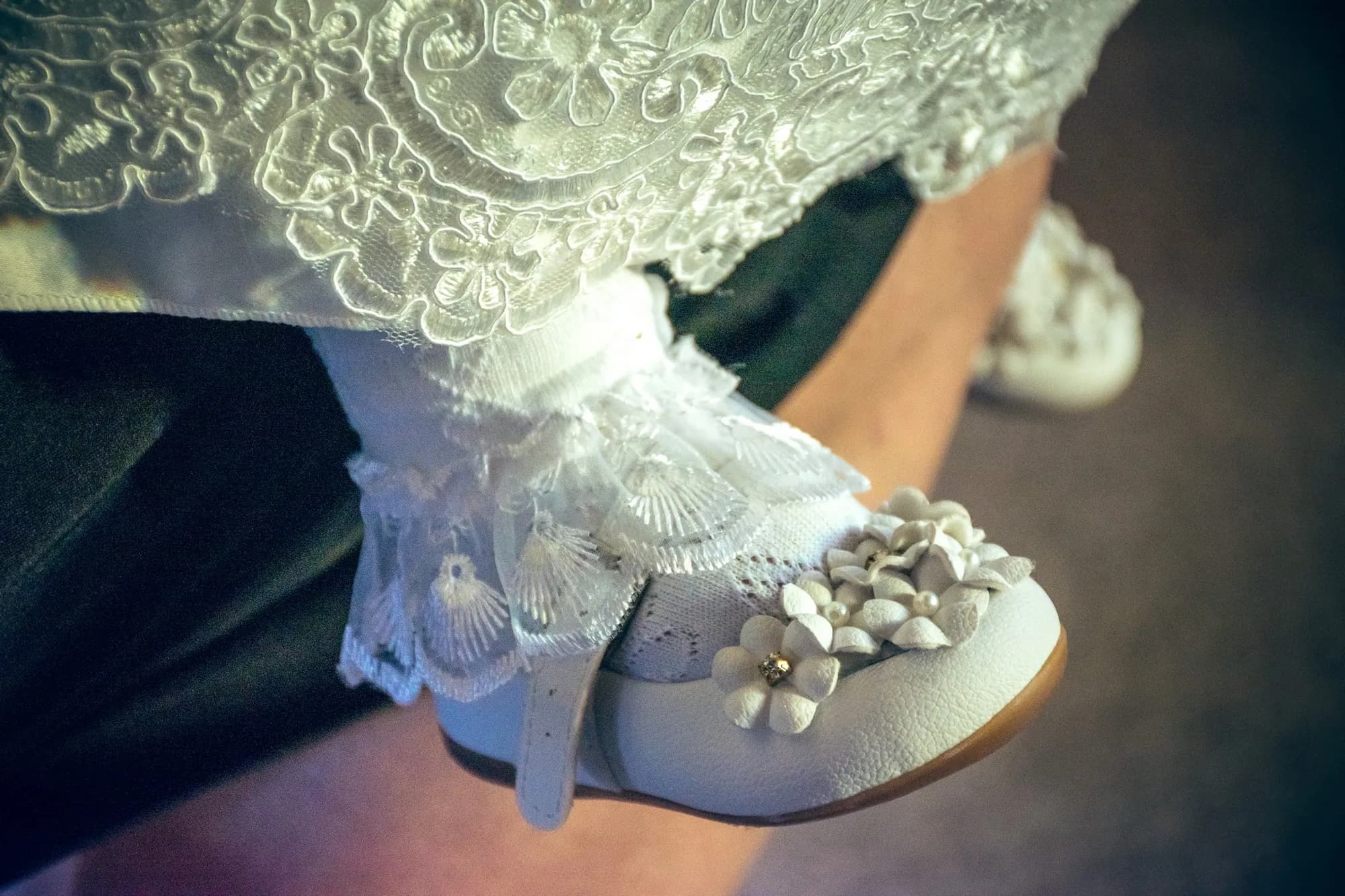 Detalle de los zapatitos del bautismo
