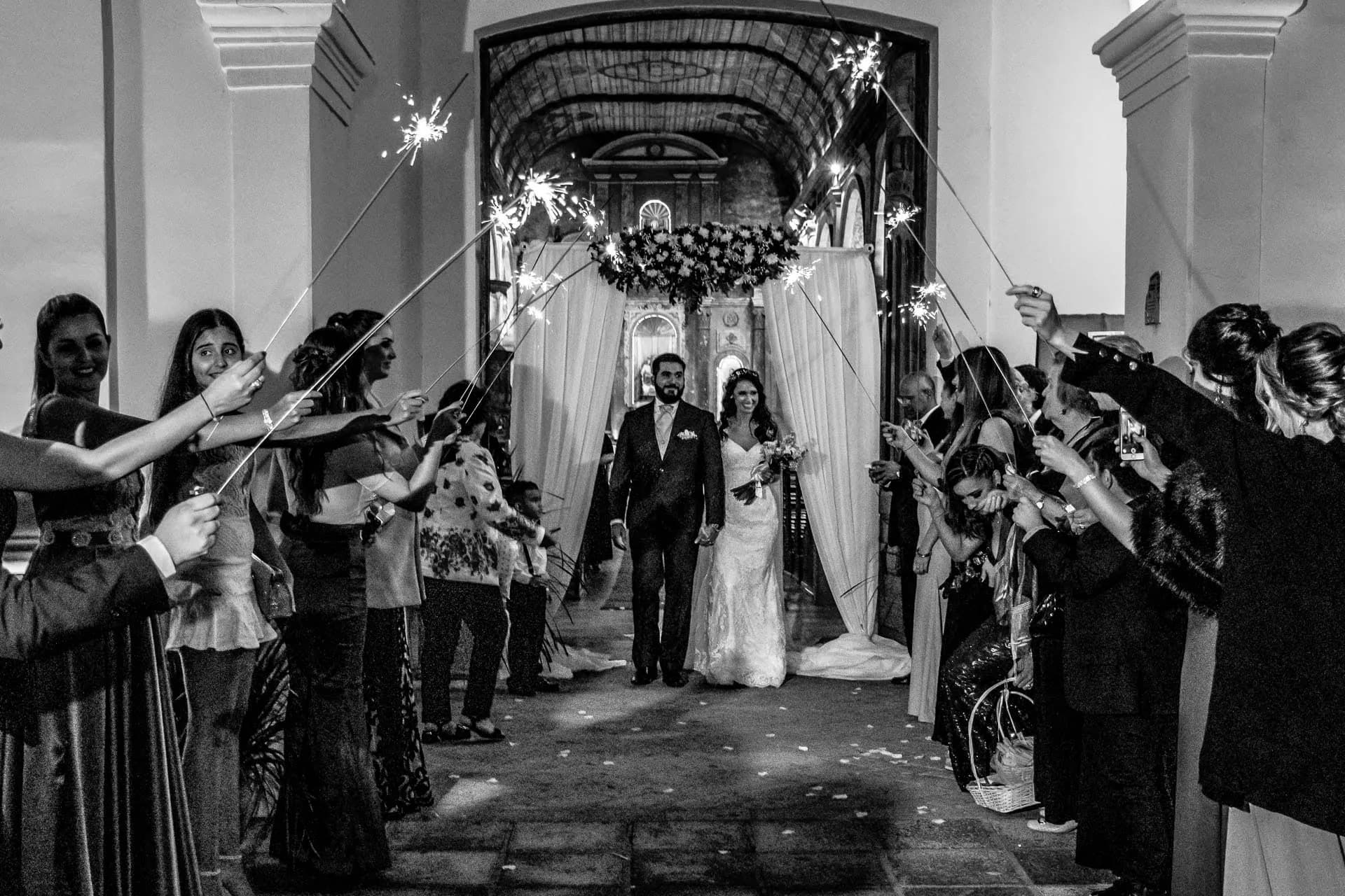 Salida de los novios entre bengalas