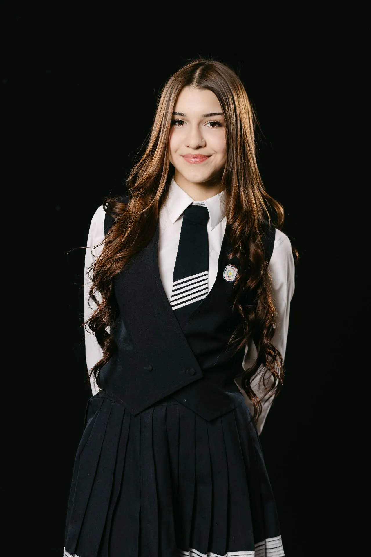 Retrato de estudio de una alumna con el uniforme del colegio