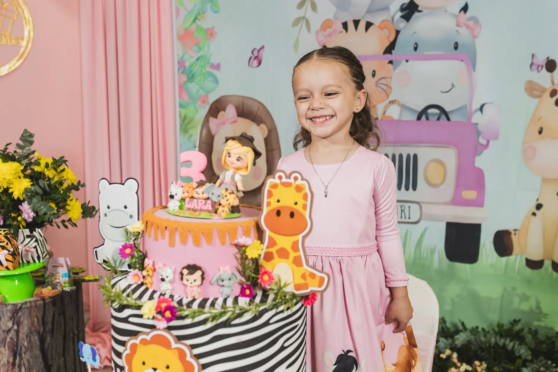 Niña con la torta temática de su cumpleaños