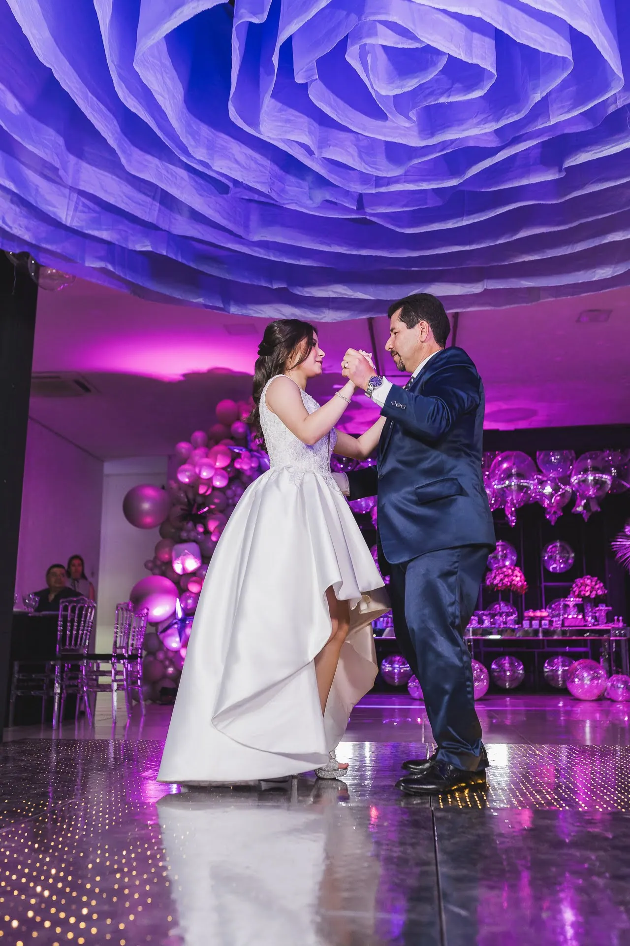 Quinceañera bailando el vals con su padre