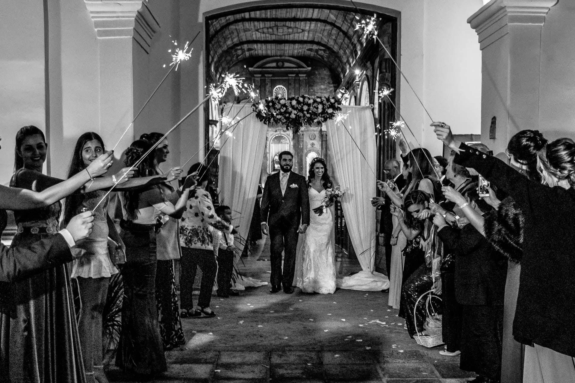 Salida de los novios entre bengalas