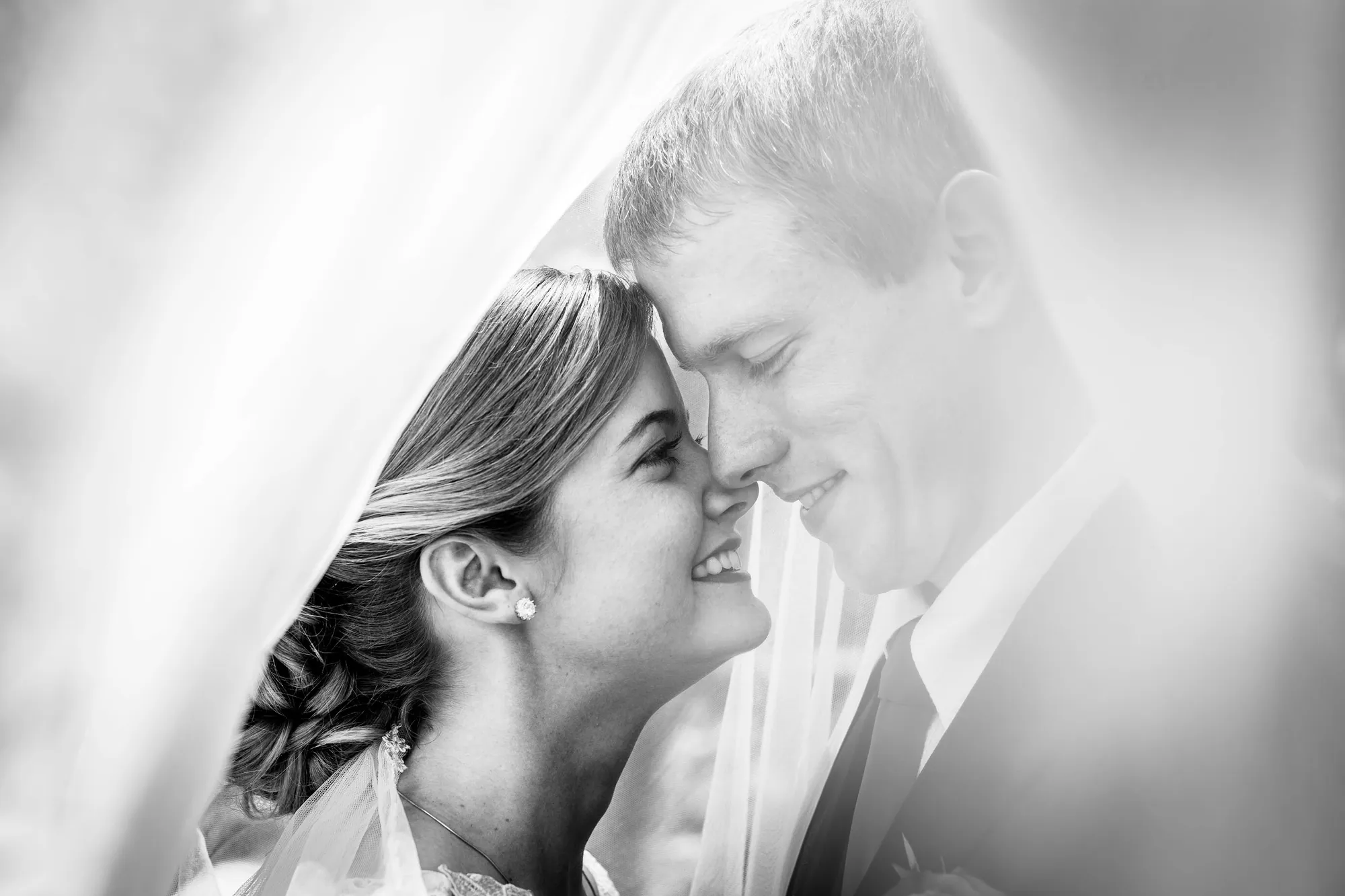 Retrato de los novios bajo el velo, en blanco y negro