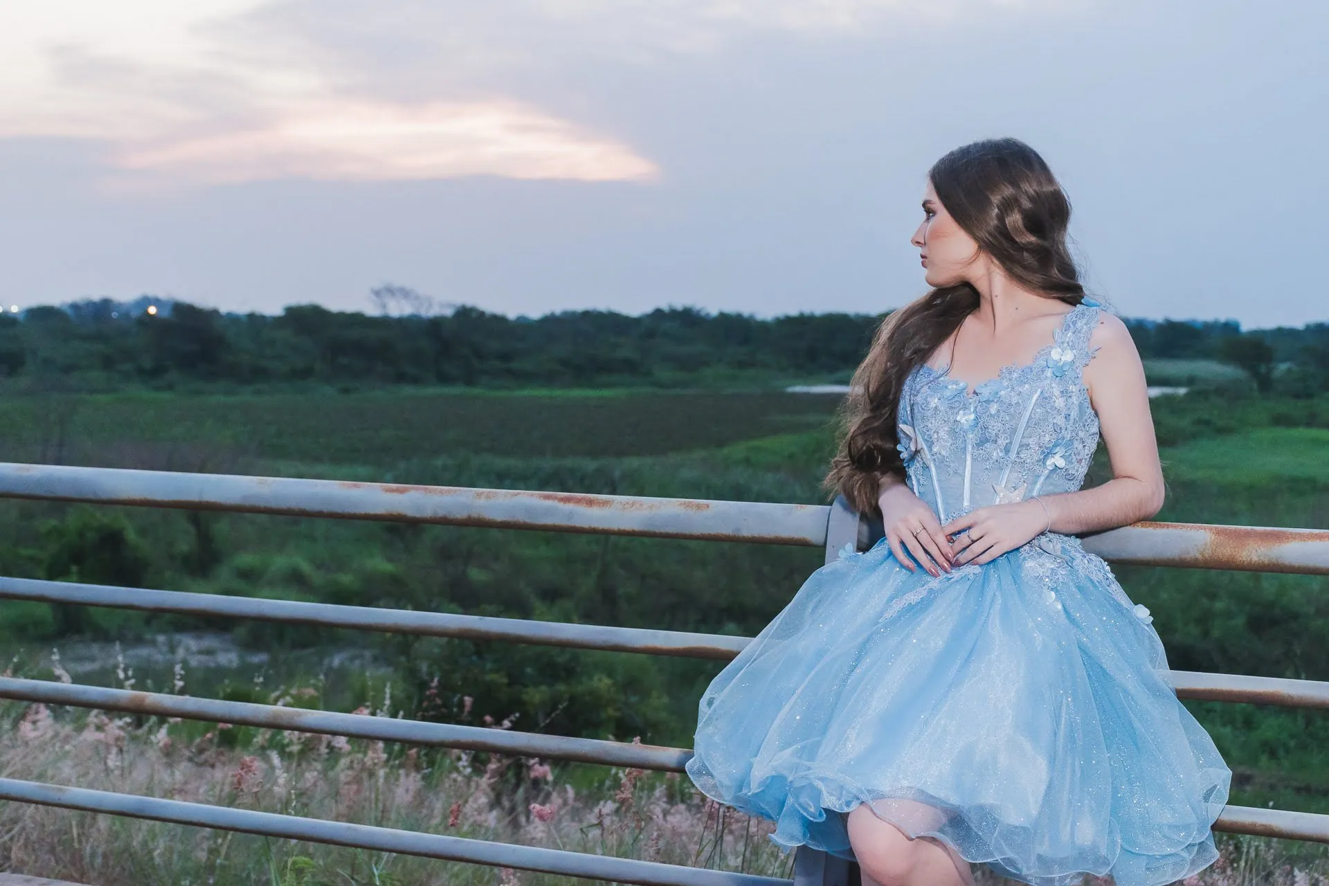 Quinceañera con vestido celeste al atardecer